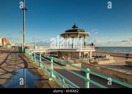 Herbst Nachmittag auf Brighton Seafront. Der Musikpavillon und ich 360 Turm in der Ferne. Stockfoto