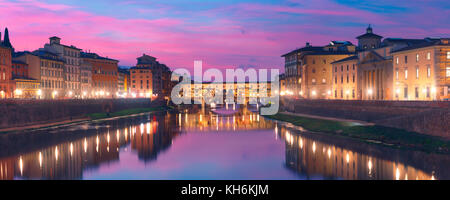 Arno und die Ponte Vecchio in Florenz, Italien Stockfoto