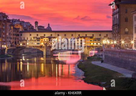 Arno und die Ponte Vecchio in Florenz, Italien Stockfoto