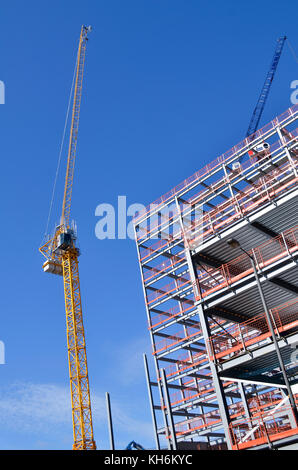 Turmdrehkran, Lime Street Development Site, Liverpool, Großbritannien. Bau der Stahlrahmen der einen neuen Turm auf dem Gelände der ehemaligen Futuristischen Kino. Stockfoto