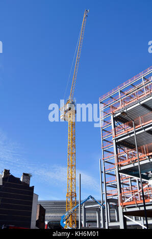 Turmdrehkran, Lime Street Development Site, Liverpool, Großbritannien. Bau der Stahlrahmen der einen neuen Turm auf dem Gelände der ehemaligen Futuristischen Kino. Stockfoto