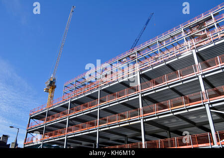 Entwicklung der Webseite Lime Street, Liverpool, Großbritannien. Bau der Stahlrahmen der einen neuen Turm auf dem Gelände der ehemaligen Futuristischen Kino. Stockfoto