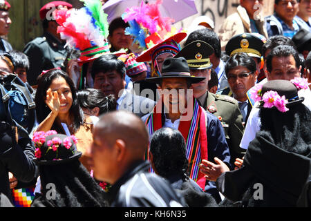 Peruanische Präsident Ollanta Humala (Mitte) und seiner Frau Nadine Heredia (links) Massen begrüßen, wie sie an der Virgen de la Candelaria Festival anreisen, Pun Stockfoto