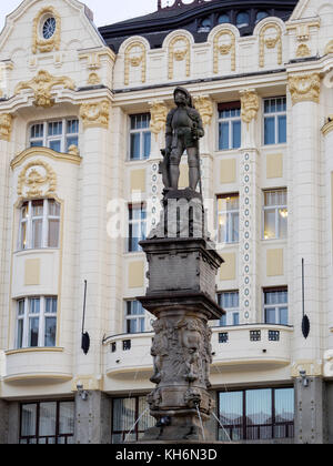 Roland Brunnen und Café Roland in Roland Palais am Hauptplatz Hlavne nam., Bratislava, Bratislavsky kraj, Slowakei, Europa Stockfoto