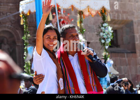 Peruanische Präsident Ollanta Humala (Mitte) und seiner Frau Nadine Heredia (links) Grüße Massen an der Virgen de la Candelaria Festival, Puno, Peru Stockfoto