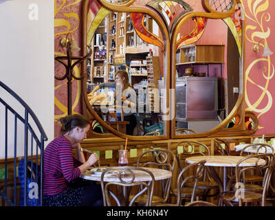 Art nouveau Cafè Schokocafe Maximilian Delikateso im Palais Palugyay am Hauptplatz Hlavne nam., Bratislava, Bratislavsky kraj, Slowakei, Europa Stockfoto