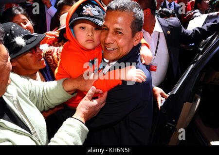 Ein Junge Abschied von Präsident Ollanta Humala (Mitte), wie er versucht, die Virgen de la Candelaria Festival, Puno, Peru zu verlassen Stockfoto