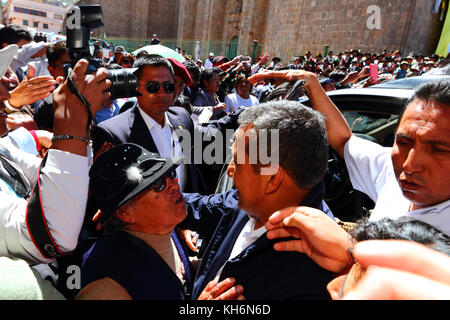 Eine ältere Frau Abschied von Präsident Ollanta Humala (Mitte), wie er versucht, die Virgen de la Candelaria Festival, Puno, Peru zu verlassen Stockfoto