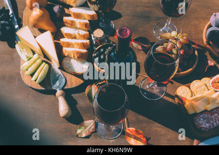 Roter Wein und Snacks Stockfoto
