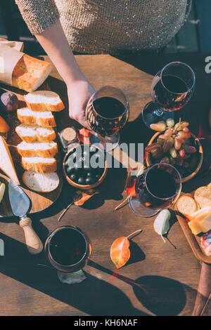 Frau mit Glas Wein Stockfoto