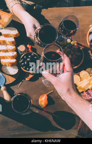 Paar klirren Gläser Wein Stockfoto