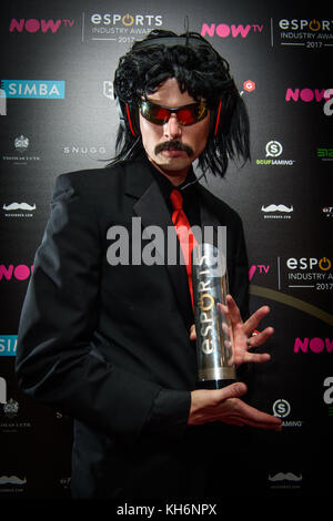 Dr. Respektlosigkeit (richtiger Name Guy Beahm) mit dem Streamer of the Year Award, Backstage bei den JETZT TV Esports Industry Awards 2017, in der Brauerei in London. DRÜCKEN SIE VERBANDSFOTO. Bilddatum: Montag, der 13. November 2017 Bildnachweis sollte lauten: Matt Crossick/PA Wire. Stockfoto