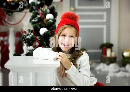 Schöne Mädchen feiert Weihnachten. Urlaub Das neue Jahr. Happy girl in einem Weihnachten kostüm mit Geschenk Stockfoto