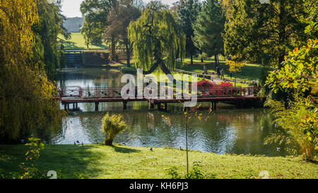 Cascade Garten, Brücke, den Park, Gärten, Leeds Castle, Maidstone, Kent, England, Großbritannien Stockfoto