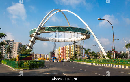 Moderne Stadt, Architektur und Wohnbau mit Entwicklung in Arbeit an der City Road Kreuzung in rajarhat Bereich von Kolkata, Indien. Stockfoto