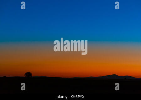 Blick auf den Brocken zur Blauen Stunde Stockfoto