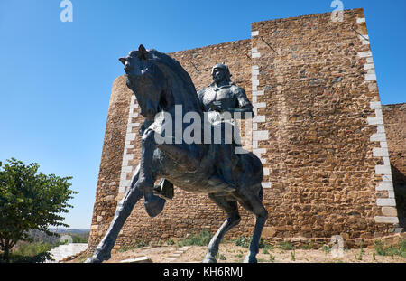 Eine Reiterstatue von Ibn Qasi, der Proklamierten politischen und geistigen Führer der taifa Königreich mertola, mit dem Turm von Schloss Mertola Stockfoto