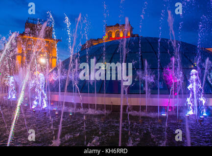 Kiew, UKRAINE - 05. Juni: Der Brunnen am Maidan Nezalezhnosti in Kiew Ukraine am 5. Juni 2017 ist es Licht und Musik Brunnen komplexe eröffnet auf Mai 0 Stockfoto