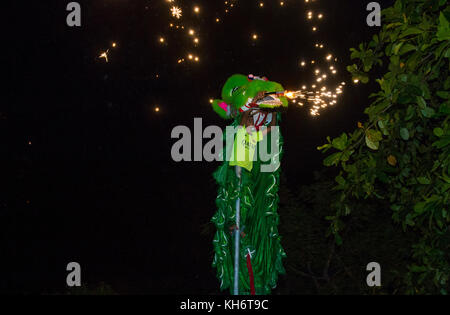 Teilnehmer in einem Tanz Löwe in der Mitte Herbst festiaval in Hoi An, Vietnam Stockfoto