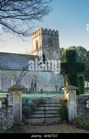 Die hl. Maria Magdalena Kirche und Kreuz abgeschnitten Hecke im Herbst. Adlestrop. Cotswolds, Gloucestershire, England Stockfoto