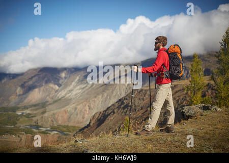 Zeit zum Nachdenken. hübscher junger bärtiger Mann Wanderer stehen am Rand einer Schlucht weg schauen nachdenklich Copyspace auf der Seite Stockfoto
