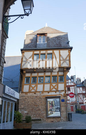 Bei einer erfolgreichen Wiederherstellung eines Fachwerkhauses in der Altstadt von Vannes (Frankreich). Dies schief Gebäude ist St. Peter Platz entfernt. Stockfoto