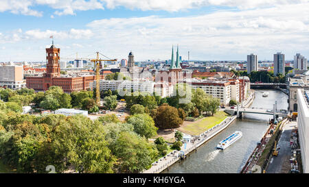 Reisen in Deutschland - oben Blick auf Spree mit rathausbrucke in der Nähe Rotes Rathaus (Rotes Rathaus) und nikolaikirche (St. Nikolaus Kirche) in Berlin c Stockfoto