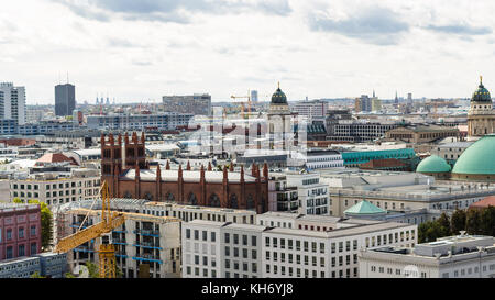Reisen in Deutschland - oben Blick auf Berlin City mit Friedrichswerdersche Kirche und die St. Hedwigs-Kathedrale von Berliner Dom im September Stockfoto