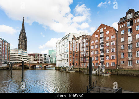 Reisen in Deutschland - Blick auf die Häuser am Ufer von nikolaifleet Canal in der Nähe der deichstrasse Hamburg City Downtown im September Stockfoto