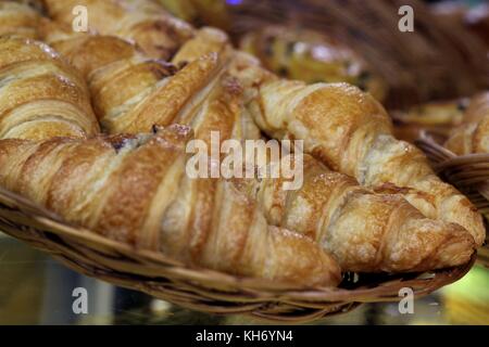 Frischen französischen Croissants in einem Korb in einer Bäckerei Stockfoto