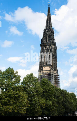 Reisen in Deutschland - Turm von St. Nikolaus Kirche (NIKOLAIKIRCHE) in Hamburg Stadt im September Stockfoto