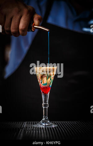 Der Barkeeper macht alien Hirnblutung cocktail Stockfoto