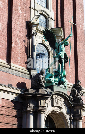 Reisen in Deutschland - Sieg von St. Michael über den Teufel, Skulptur über dem Eingang der St. Michael Kirche (Hauptkirche Sankt Michaelis) in Hamburg. Stockfoto