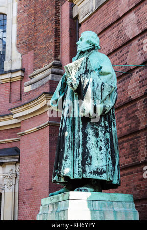 Reisen in Deutschland - Martin Luther Denkmal in der Nähe des St Michael Kirche (Hauptkirche Sankt Michaelis) in hamburg city. Statue wurde von dem Bildhauer Otto Stockfoto