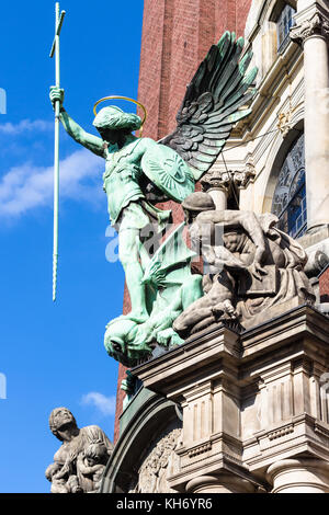 Reisen in Deutschland - Sieg von St. Michael über den Teufel, Statue über dem Eingang der St. Michael Kirche (Hauptkirche Sankt Michaelis) in Hamburg ci Stockfoto