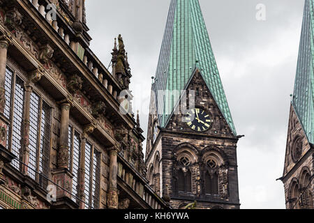 Reisen in Deutschland - Rathaus Fassade und Turm der Kathedrale in der Bremer Innenstadt im September Stockfoto