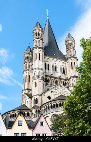 Reisen in Deutschland - Turm von Groß St. Martin Kirche über Fischmarkt, in der Kölner Altstadt Stadt im September Stockfoto