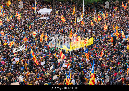 Katalanisch independantists marschieren auf einer Kundgebung zur Unterstützung der politischen Gefangenen von der spanischen Zentralregierung in Barcelona, Spanien. Stockfoto