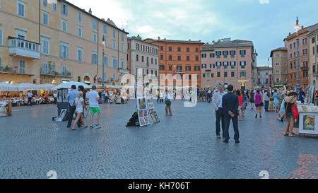 Rom, Italien, 29. Juni 2014: Maler und Künstler auf der Piazza Navona in der Dämmerung in Rom, Italien. Stockfoto