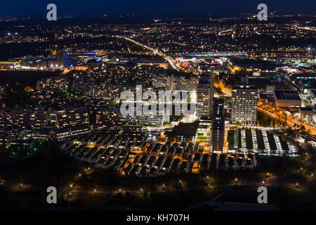 München, Deutschland - November 3, 2017: das Olympische Dorf von der Olympic Tower bei Nacht Stockfoto