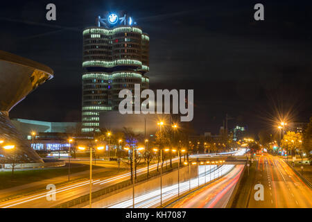 München, Deutschland - 3. November 2017: die BMW Welt und Tower bei Nacht mit Licht Trails von Datenverkehr Stockfoto