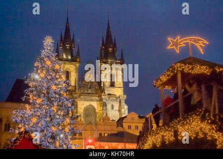 Prag Weihnachtsmärkte sind täglich auf dem Altstädter Ring und Wenzelsplatz Stockfoto