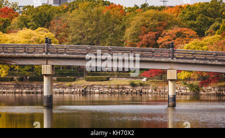 Berühmte Touristenattraktion, Brücke Gokurakubashi im Osaka Schloss Garten im Herbst. Stockfoto
