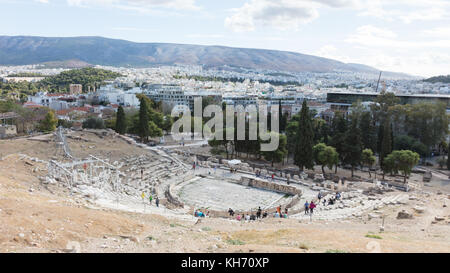 Athen, Griechenland - 24. Oktober 2017: Panoramablick am Südhang der Akropolis von Athen mit dem Theater des Dionysos eleuthereus in den Vordergrund. Stockfoto