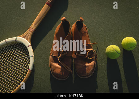 In der Nähe von Tennis ball, Sport Schuhe und Schläger in Boden Stockfoto