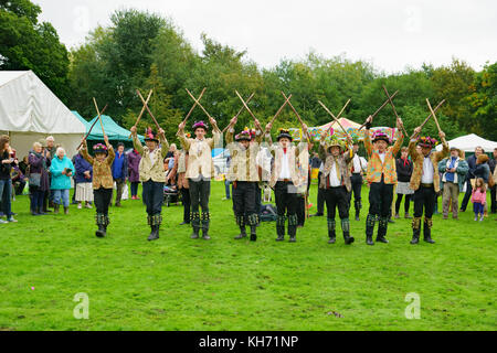 Morris-Tänzer unterhalten das Publikum beim Tenbury Wells Apple Festival. Morris Tanz stammt aus dem 14. Jahrhundert, elisabethanische Zeiten. Stockfoto