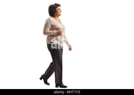 Volle Länge Profil geschossen von einer älteren Frau zu Fuß auf weißem Hintergrund Stockfoto