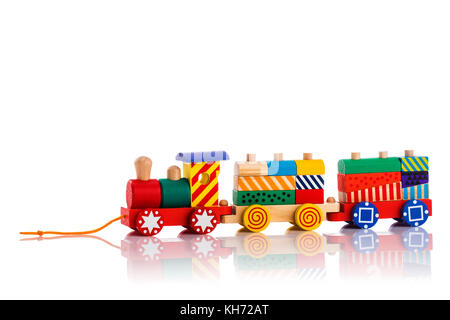 Hölzerne Spielzeugeisenbahn mit bunten Blöcken auf weißem Hintergrund. Montessori pädagogische Spielwaren. Stockfoto