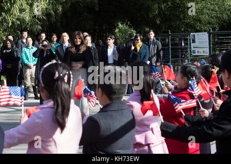 Chinesische Schulkinder von der Shija Grundschule heißen U. willkommen S First Lady Melania Trump während ihres Besuchs im Pandahaus während eines Besuchs im Pekinger Zoo am 10. November 2017 in Peking, China. Stockfoto