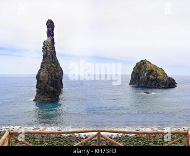 Die Insel Madeira. Ilheus da Rib und Ilheus Janela Felsen im Atlantik. Stockfoto